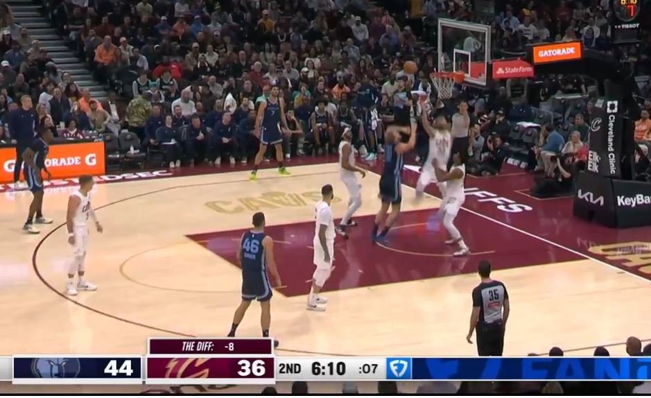 骑士半场3人得分上双，阿伦10分5板&仍跟跑位7分